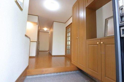 松江市古志原1丁目の玄関|帰宅時にホッと一息つけるような、落ち着いた雰囲気の玄関です。収納も充実しており、靴や傘などが散らかることなく、常にすっきりと片付いた状態を保てるため、気持ちの良い出迎えができますね。