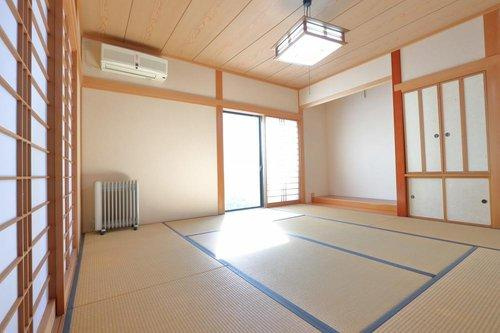 松江市古志原1丁目のその他|８帖の広々とした和室。明るく清潔感があり、お子様のお昼寝や遊びのスペース
としてもお使いいただけます。