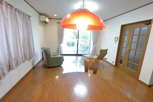 松江市古志原1丁目の居間・リビング|広さ約19帖のLDKは、家族全員が集まってもゆとりのある空間。南側道路に面し、陽当たりも良好です。