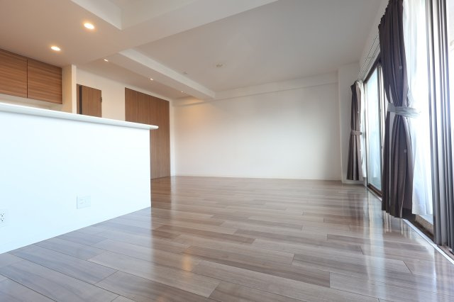 アルファスマート観音寺新町の居間・リビング|18.5帖の広々としたLDK！陽当たり良好！