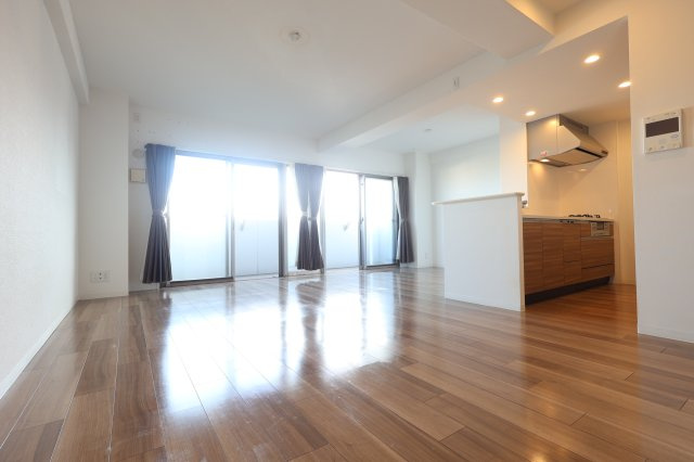 アルファスマート観音寺新町の居間・リビング|18.5帖の広々としたLDK！陽当たり良好！