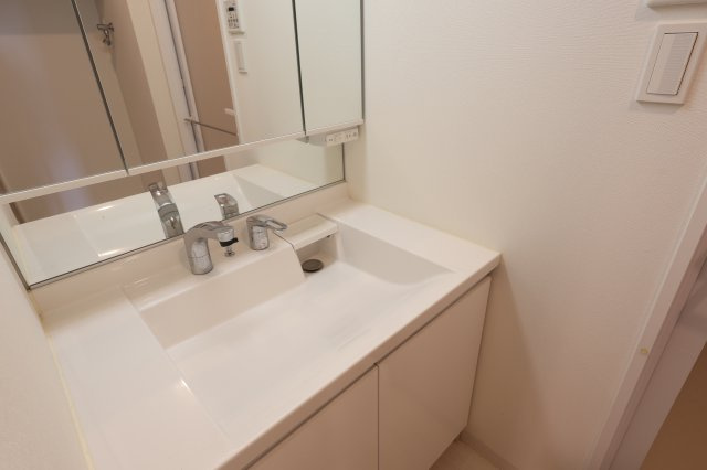 アルファスマート観音寺新町の独立洗面台|3面鏡の裏には収納があります！