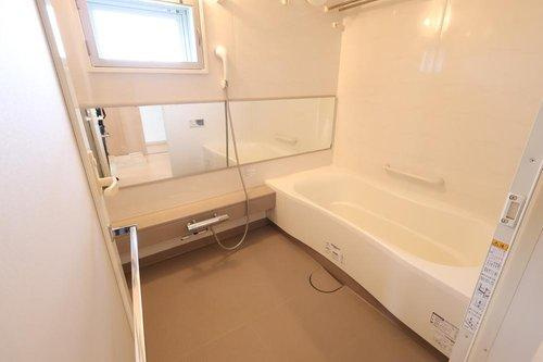 フローレンス今市町グランドアークの浴室|窓がついているので明るいお風呂です！
浴室乾燥機もついているので雨の日のお洗濯も安心です！