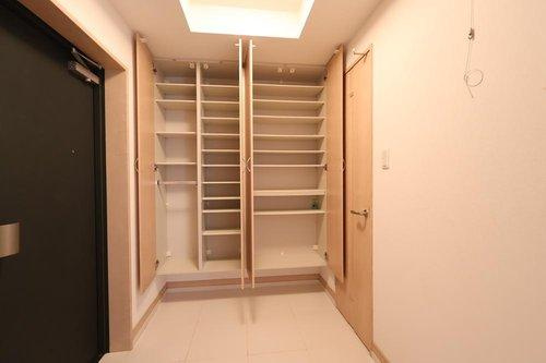 フローレンス今市町グランドアークの玄関|たっぷり収納もついています！