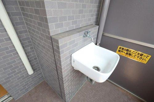 フローレンス今市町グランドアークのその他|バルコニーにはスロップシンクが付いています！
汚れた靴を洗ったりするのに役立ちます！