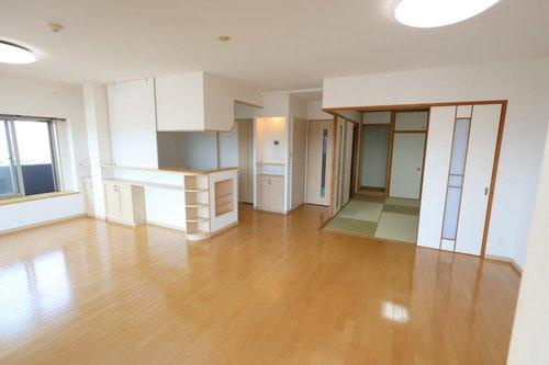 フローレンス今市町グランドアークの居間・リビング|22.5帖の広々としたLDKの横には、くつろぎスペースの和室があるのでのんびりお過ごしいただけます。