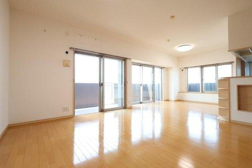 フローレンス今市町グランドアークの居間・リビング|南向き、そして2面窓で陽当たり良好！