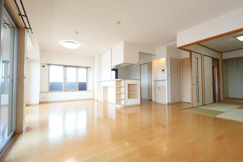 フローレンス今市町グランドアークの居間・リビング|22.5帖の広々としたLDK！