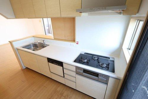 フローレンス今市町グランドアークのキッチン|窓があるので明るいキッチンです！
食洗器付きなので家事の時間短縮に繋がります！