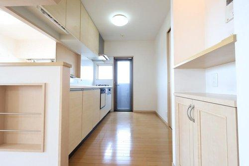 フローレンス今市町グランドアークのキッチン|キッチンからバルコニーに繋がる勝手口があり便利です！