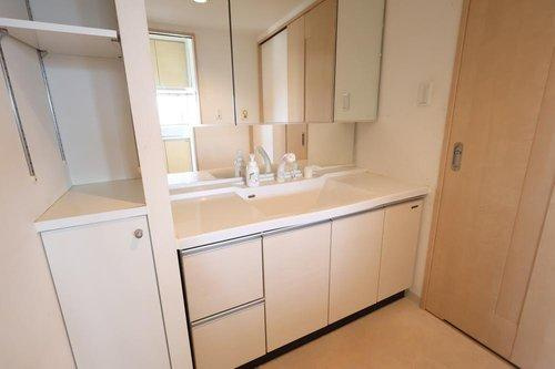 フローレンス今市町グランドアークの洗面所|収納が多くて便利な洗面！
3面鏡の裏にも収納があり化粧水など小物を収納できます！