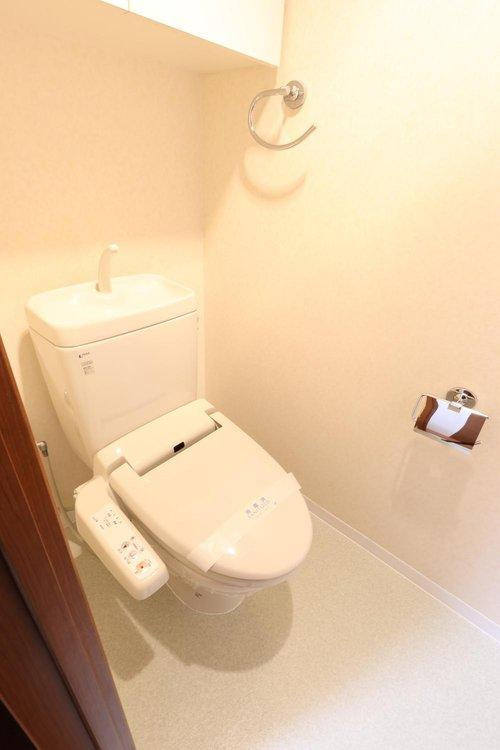 アルファステイツ東福原のトイレ|トイレには収納完備！