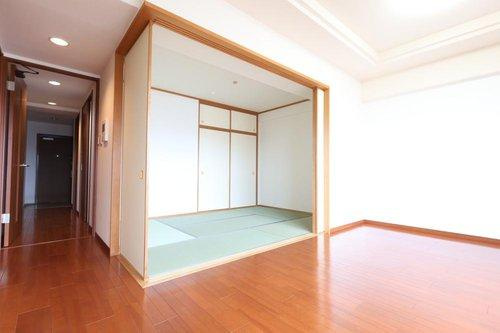 アルファステイツ東福原のその他|15帖のLDKの横には、くつろぎスペースの6帖和室があります！