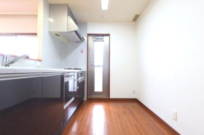 アルファステイツ東福原のキッチン|キッチンには勝手口がありベランダに出ることができます！