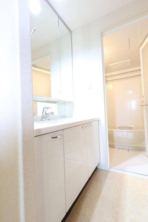 アルファステイツ東福原の洗面所|洗面には三面鏡の裏に収納があり便利です！