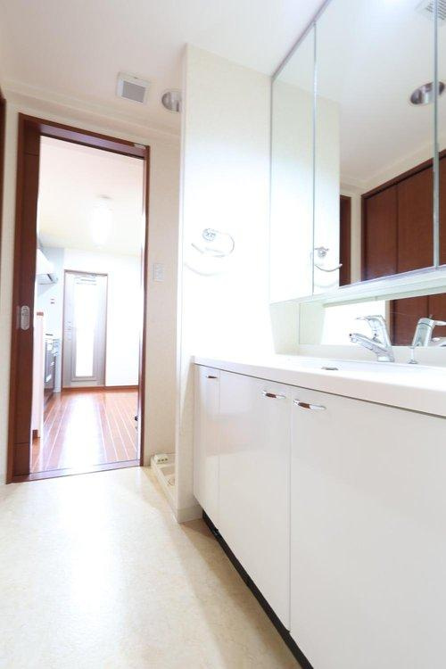 アルファステイツ東福原の洗面所|洗面からベランダへは、キッチン横の勝手口から出れるので洗濯物を干す際に良い動線です！