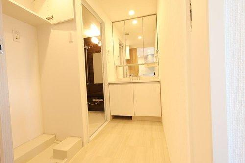 アルファスマート旗ヶ崎の洗面所|３面鏡の裏には便利な収納スペースがあります！