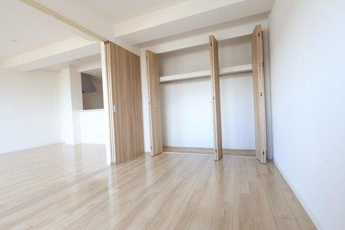 アルファスマート旗ヶ崎のその他|リビング横：洋室6帖
クローゼット収納付き！