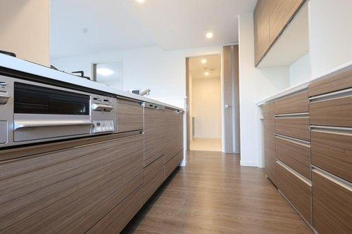 アルファステイツ上乃木のキッチン|食器洗浄乾燥機付き・システムキッチン。キッチン横からもサブバルコニーへ出られます。ちょっとした生ゴミを外に出したい時など便利に利用できます♪