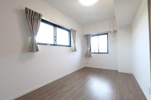 アルファステイツ上乃木のその他|南東側洋室6.4帖　２面開口で明るいお部屋です。