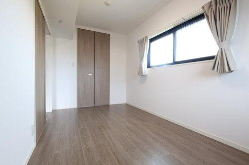 アルファステイツ上乃木のその他|南東側洋室6.4帖　２面開口で明るいお部屋です。