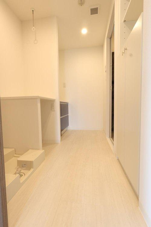 アルファステイツ上乃木の洗面所|洗濯機横に利便性の良いカウンター、収納力あるパントリー付き♪