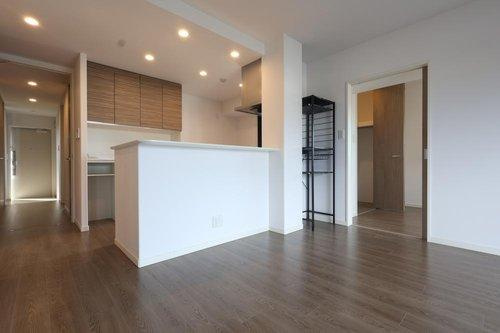 アルファステイツ上乃木の居間・リビング|LDK15.3帖　シンク前からリビングが見渡せるカウンターキッチンです♪