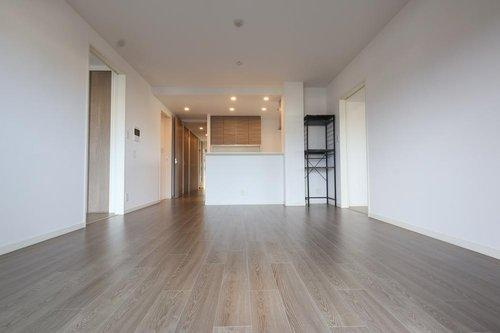 アルファステイツ上乃木の居間・リビング|15.3帖の広々LDK　両側に洋室があり、家族の笑顔が揃う空間に♪