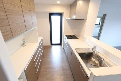 アルファステイツ上乃木のキッチン|キッチン扉に合わせてオーダーメイドのキッチンボード付き♪