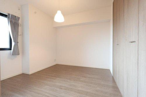 アルファステイツ上乃木のその他|玄関隣の洋室・収納力あるウォークインクローゼットは廊下側からと２WAYアクセスです♪