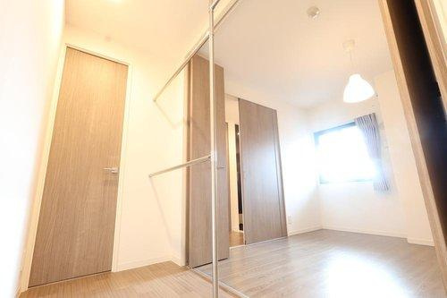 アルファステイツ上乃木の収納|玄関隣の洋室・収納力あるウォークインクローゼットは廊下側からと２WAYアクセスです♪