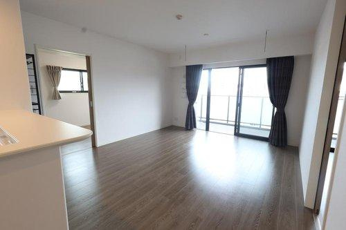 アルファステイツ上乃木の居間・リビング|15.3帖のLDK　ダイニングテーブルとソファーを置いてもゆとりある空間です♪