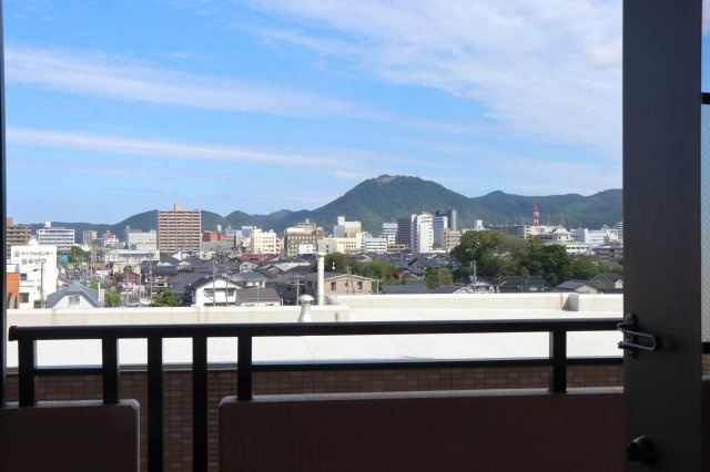 サーパス美保公園の展望|玄関側からは久松山が望めます。