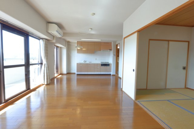 サーパス美保公園の居間・リビング|16帖のLDK