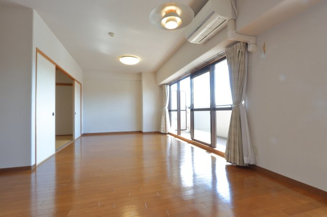 サーパス美保公園の居間・リビング|16帖のLDK