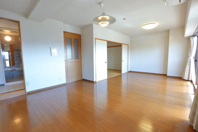 サーパス美保公園の居間・リビング|16帖のLDK