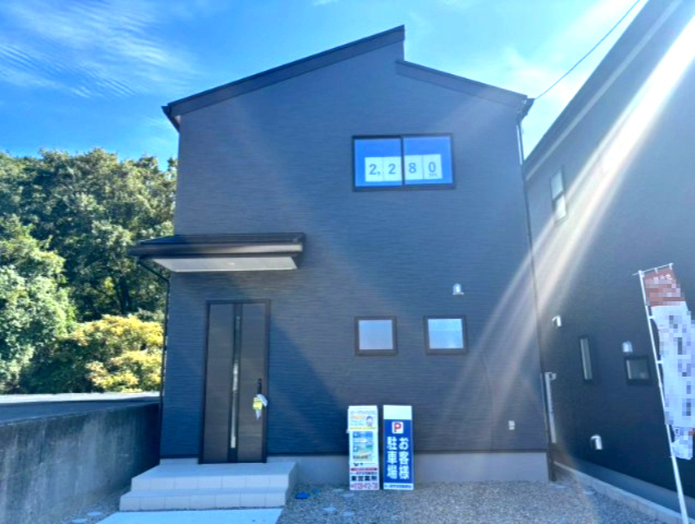 熊野町呉地1丁目の外観|2号棟　落ち着いた黒の外観が特徴で直線的なフォルムが映えるデザインです。