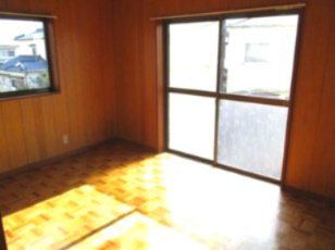 岩出市　新田広芝　の洋室|大きな窓から光が差し込む明るいお部屋で、快適にお過ごしいただけます。