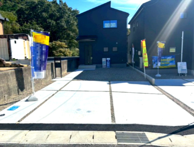 熊野町呉地1丁目の駐車場|駐車スペースを確保した住まい。日常のお出かけや来客時にも安心です。