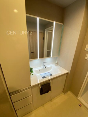 【独立洗面台】 | シンフォニア高崎城址 | 三面鏡付きの洗面台には鏡の裏に収納があり、すっきり片付けられます。