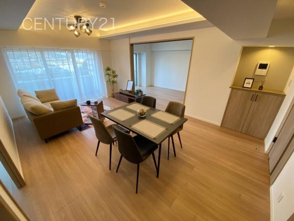 シンフォニア高崎城址の居間・リビング|大きいソファーがおける広々リビング