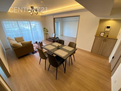 【居間・リビング】 | シンフォニア高崎城址 | 大きいソファーがおける広々リビング