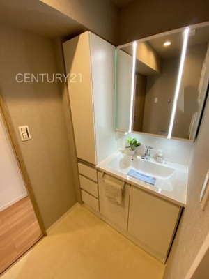 【独立洗面台】 | エクレール高崎 | 三面鏡付きの洗面台には鏡の裏に収納があり、すっきり片付けられます。