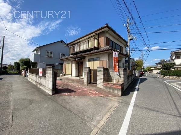 前橋市稲荷新田町中古一戸建ての前面道路含む現地写真|日当たり良好です。