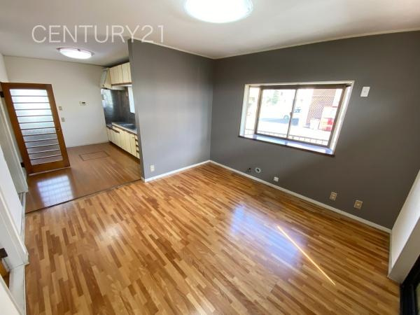 前橋市稲荷新田町中古一戸建ての居間・リビング|大きいソファーがおける広々リビング