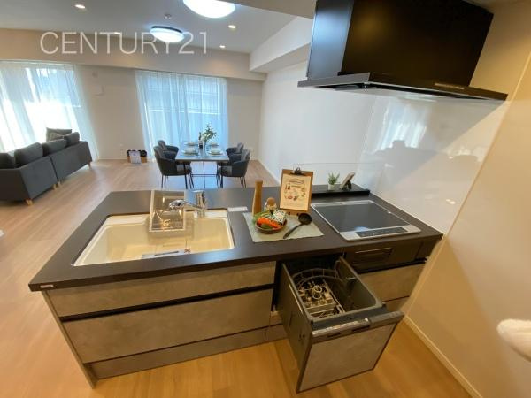 シーズガーデン桐生本町のキッチン|シンクも大きく洗い物もしやすい浄水器付。シャワーヘッドは引き出し可能、シンクの隅々まで洗い流せます。
食器洗い乾燥機付きです。