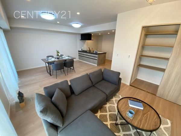 シーズガーデン桐生本町の居間・リビング|大きいソファーがおける広々リビング