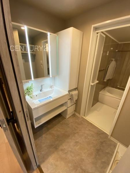 シーズガーデン桐生本町の独立洗面台|三面鏡付きの洗面台には鏡の裏に収納があり、すっきり片付けられます。