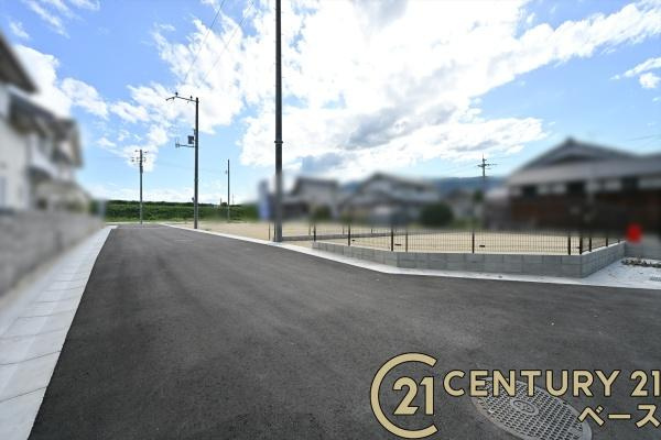 葛城市東室の売地の前面道路含む現地写真|■現地撮影写真■緑豊かな気持ちの良い住環境！