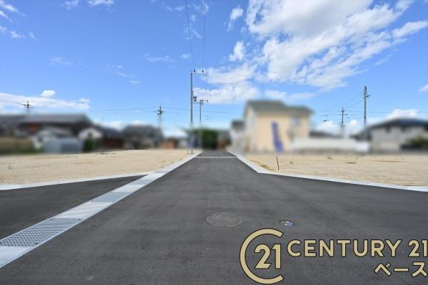 葛城市東室の売地の前面道路含む現地写真|■現地撮影写真■緑豊かな気持ちの良い住環境！